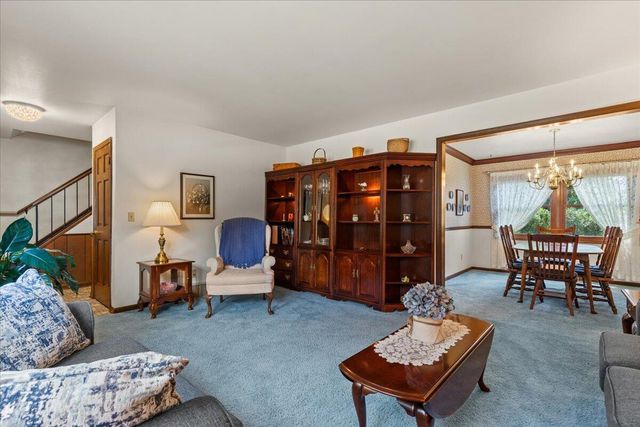 1713 Howlett LANE, Waukesha, WI 53186