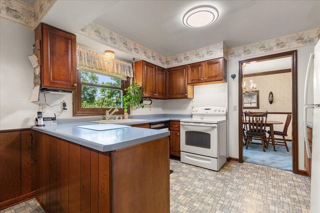 1713 Howlett LANE, Waukesha, WI 53186