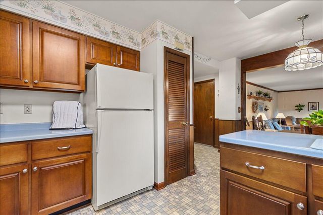 1713 Howlett LANE, Waukesha, WI 53186