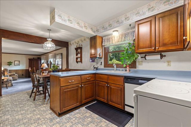 1713 Howlett LANE, Waukesha, WI 53186