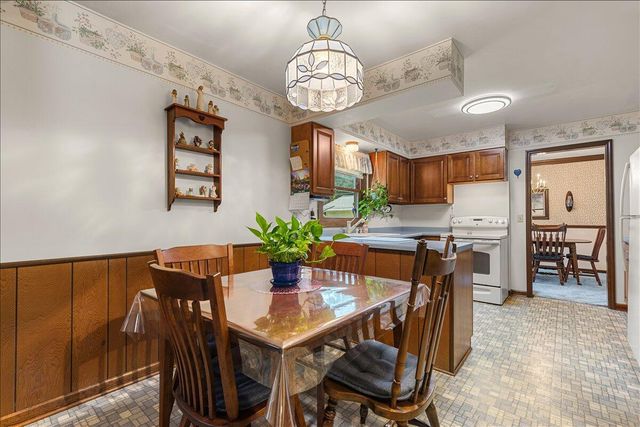 1713 Howlett LANE, Waukesha, WI 53186