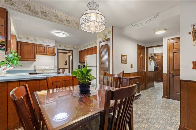 1713 Howlett LANE, Waukesha, WI 53186