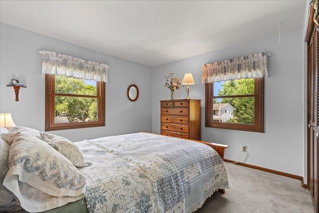 1713 Howlett LANE, Waukesha, WI 53186
