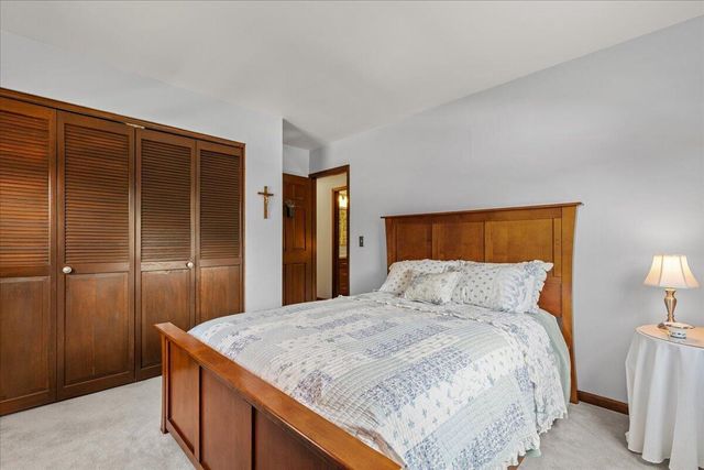 1713 Howlett LANE, Waukesha, WI 53186