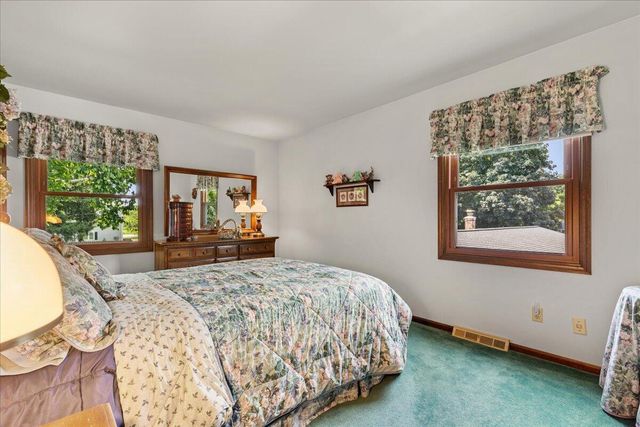 1713 Howlett LANE, Waukesha, WI 53186