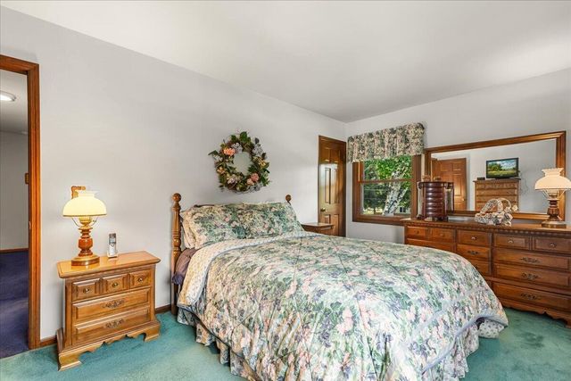 1713 Howlett LANE, Waukesha, WI 53186