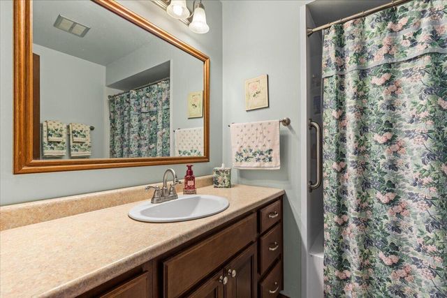 1713 Howlett LANE, Waukesha, WI 53186