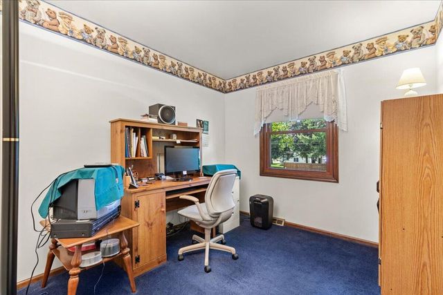 1713 Howlett LANE, Waukesha, WI 53186