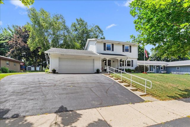 1713 Howlett LANE, Waukesha, WI 53186
