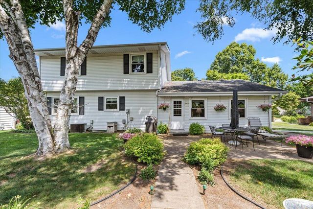 1713 Howlett LANE, Waukesha, WI 53186