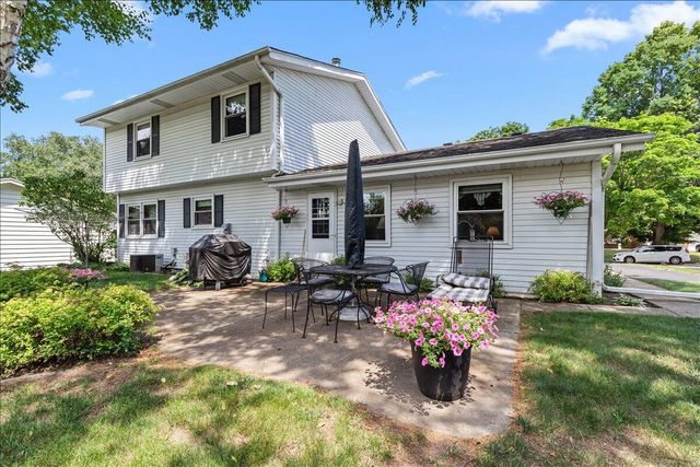 1713 Howlett LANE, Waukesha, WI 53186