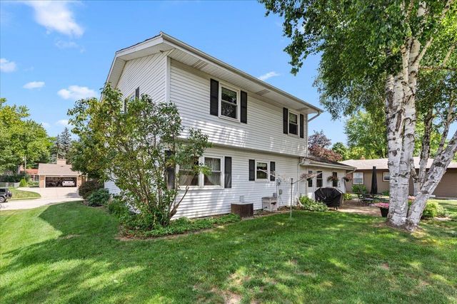 1713 Howlett LANE, Waukesha, WI 53186