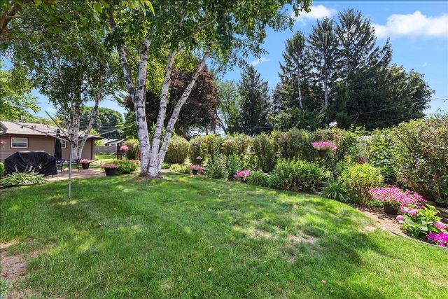 1713 Howlett LANE, Waukesha, WI 53186