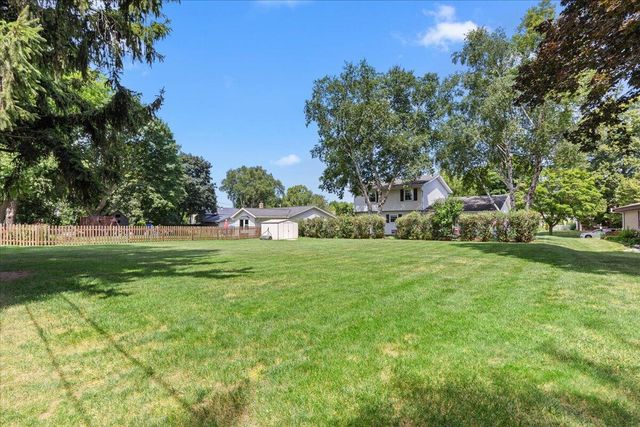 1713 Howlett LANE, Waukesha, WI 53186