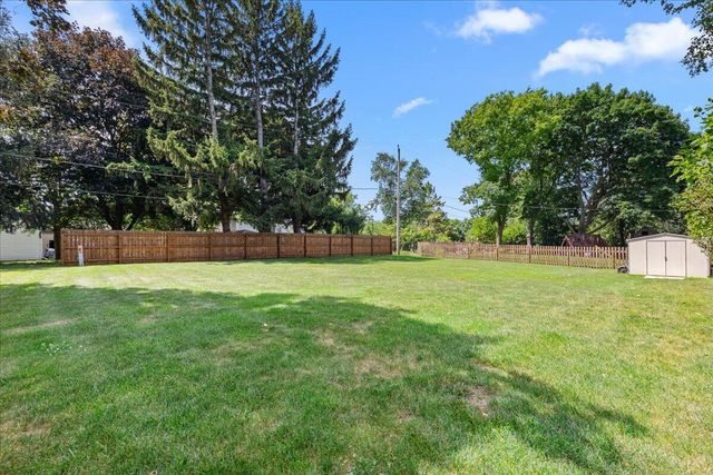 1713 Howlett LANE, Waukesha, WI 53186