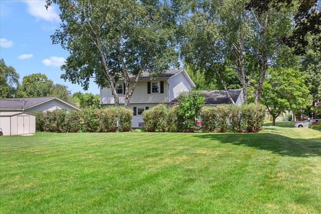 1713 Howlett LANE, Waukesha, WI 53186