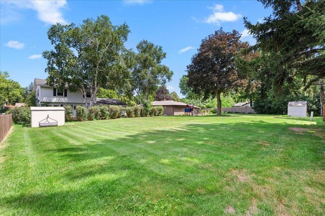 1713 Howlett LANE, Waukesha, WI 53186