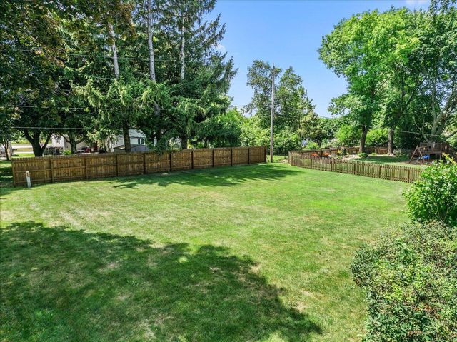 1713 Howlett LANE, Waukesha, WI 53186