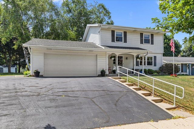 1713 Howlett LANE, Waukesha, WI 53186