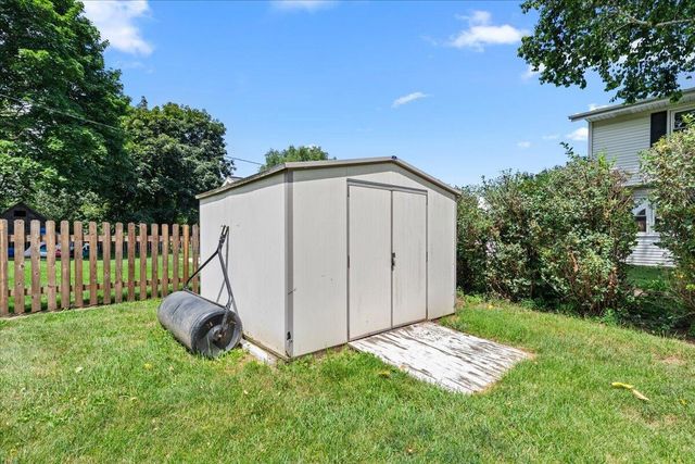 1713 Howlett LANE, Waukesha, WI 53186