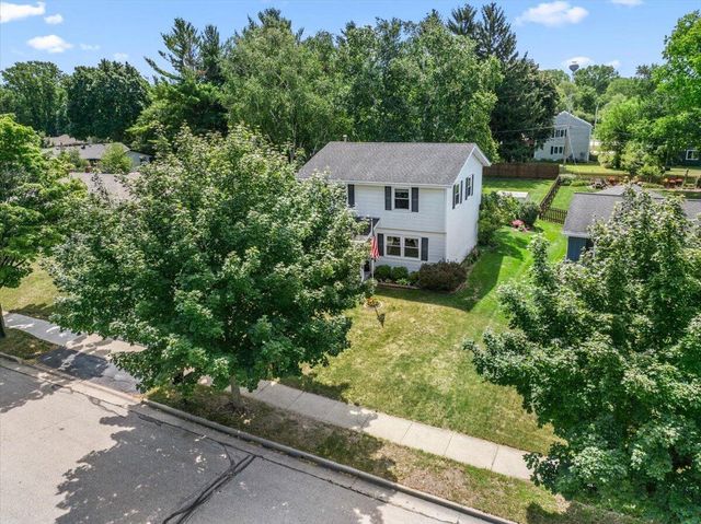 1713 Howlett LANE, Waukesha, WI 53186