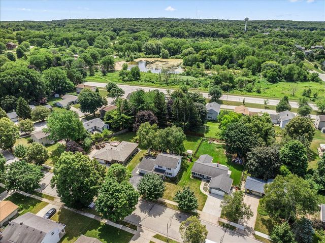 1713 Howlett LANE, Waukesha, WI 53186