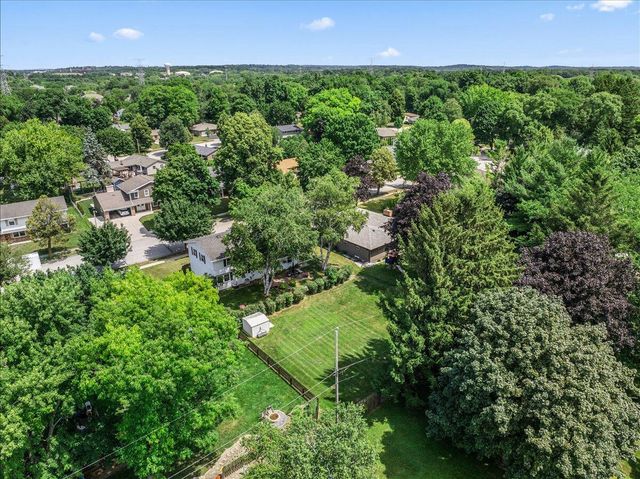 1713 Howlett LANE, Waukesha, WI 53186