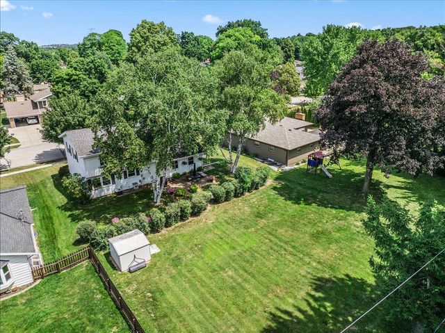 1713 Howlett LANE, Waukesha, WI 53186