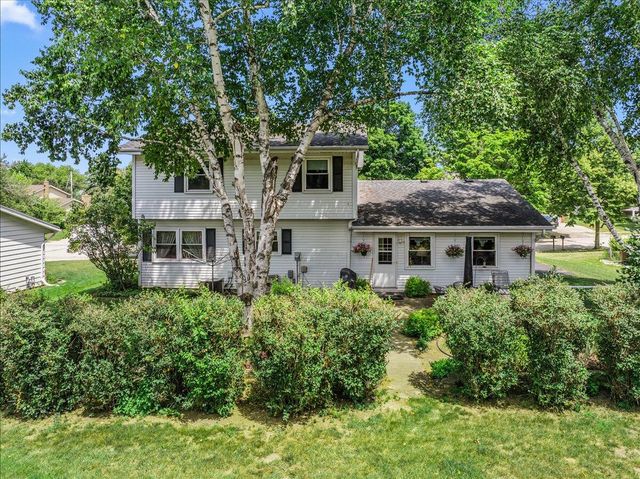 1713 Howlett LANE, Waukesha, WI 53186