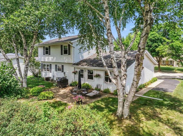 1713 Howlett LANE, Waukesha, WI 53186