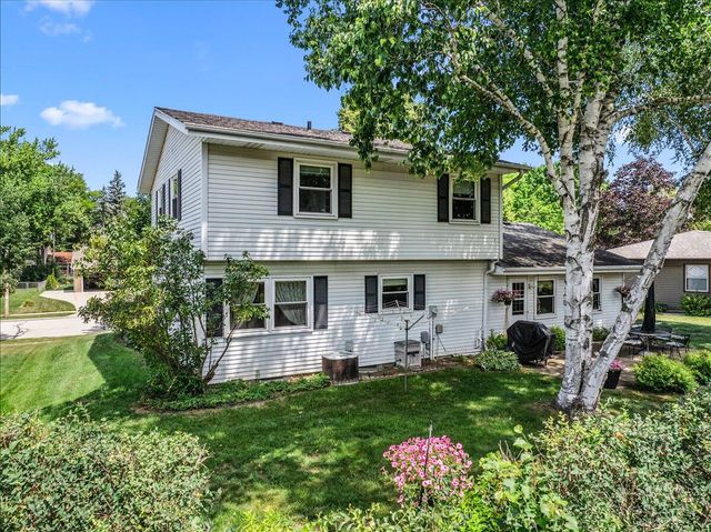 1713 Howlett LANE, Waukesha, WI 53186