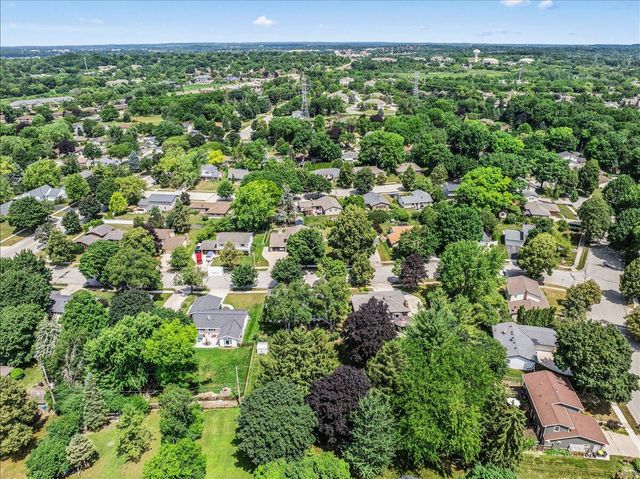 1713 Howlett LANE, Waukesha, WI 53186