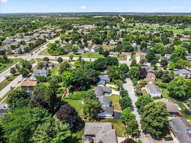 1713 Howlett LANE, Waukesha, WI 53186