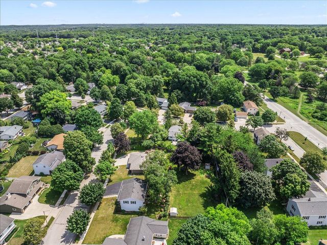 1713 Howlett LANE, Waukesha, WI 53186