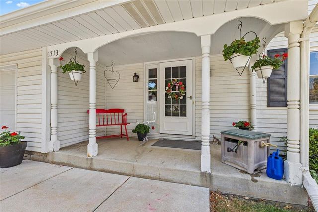 1713 Howlett LANE, Waukesha, WI 53186