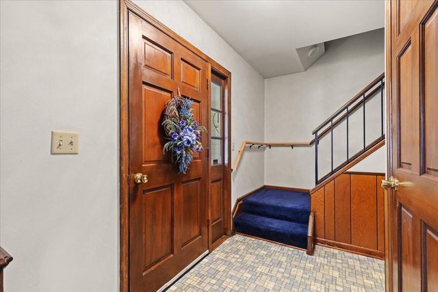 1713 Howlett LANE, Waukesha, WI 53186