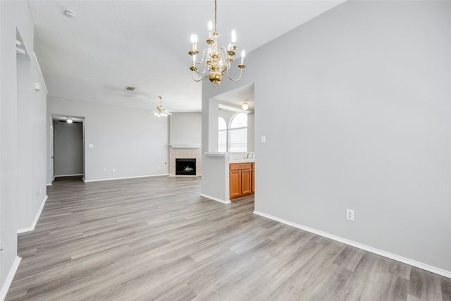 6431 ST LEONARD Drive, Arlington, TX 76001