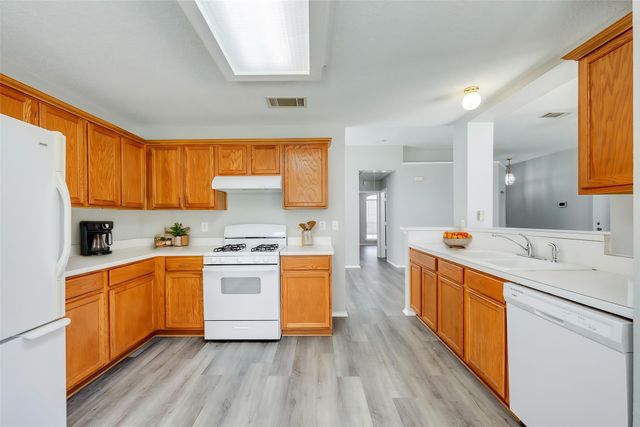 6431 ST LEONARD Drive, Arlington, TX 76001