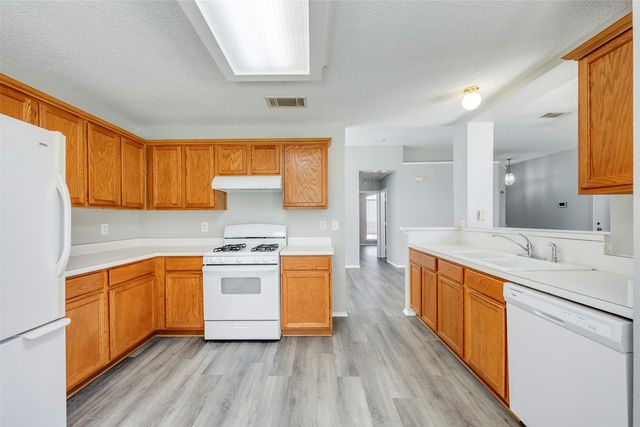 6431 ST LEONARD Drive, Arlington, TX 76001