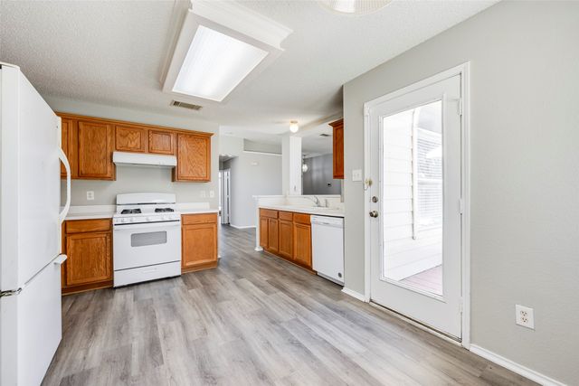 6431 ST LEONARD Drive, Arlington, TX 76001