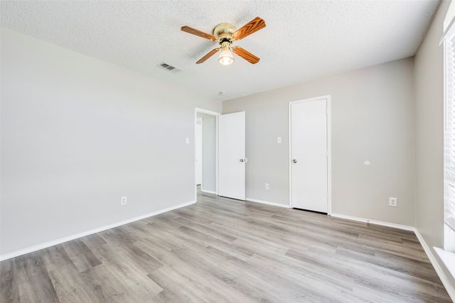 6431 ST LEONARD Drive, Arlington, TX 76001