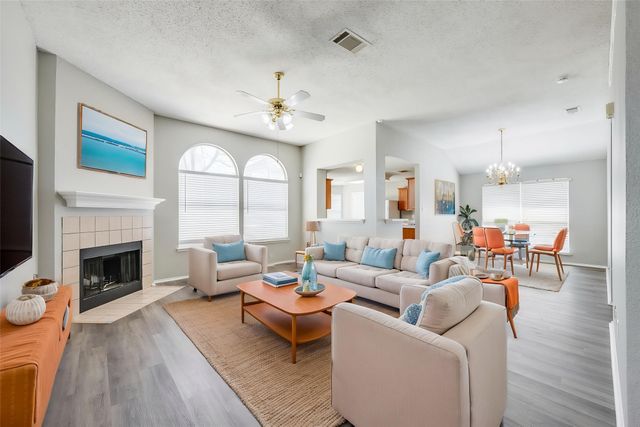 6431 ST LEONARD Drive, Arlington, TX 76001