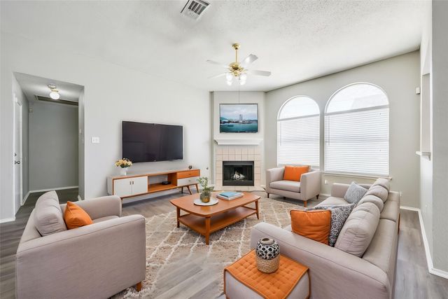 6431 ST LEONARD Drive, Arlington, TX 76001