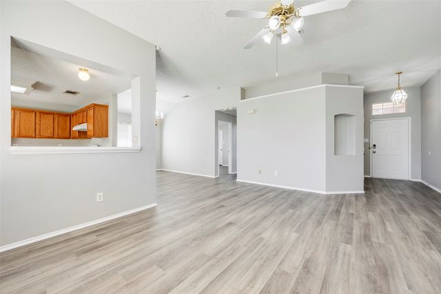 6431 ST LEONARD Drive, Arlington, TX 76001