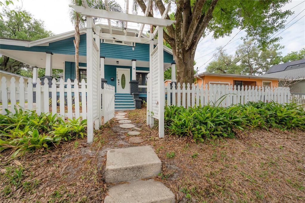 Image 3 of property listing at 1007 E ROBSON STREET, Tampa, FL 33604