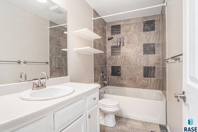 4209 N Jans Dr, Sioux Falls, SD 57107