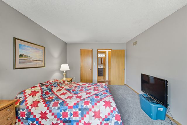 5618 Linden Circle, Johnston, IA 50131