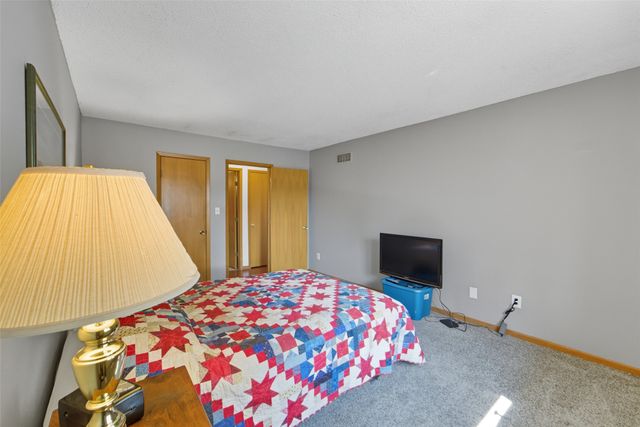 5618 Linden Circle, Johnston, IA 50131