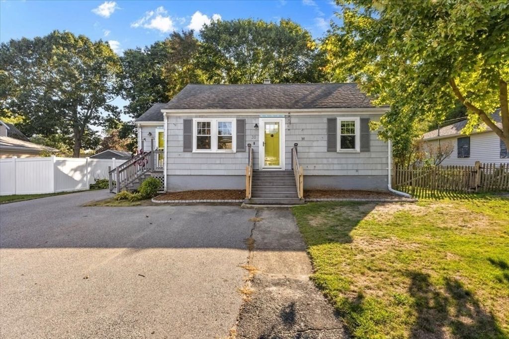 31 Briggs Ave, Somerset, MA 02725