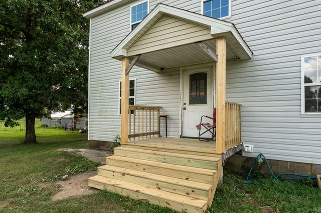 1311 W Clinton Avenue, Seymour, MO 65746